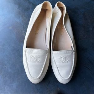 Vintage CHANEL Cream Lambskin slip on flats  sz 38 embroidered CC logo